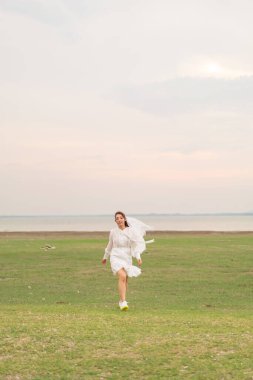 Gelin kıyafetleri içinde, duvak takmış, evlenmeye hazır genç Asyalı kadınlar ve düğün kutlaması.