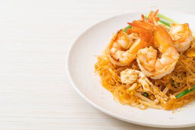 Vermicelli Pad Thai veya Tayland usulü karidesli kızartılmış vermicelli.