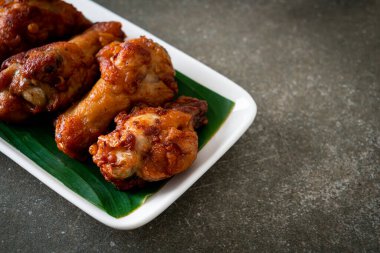 Balık soslu kızarmış tavuk budu.