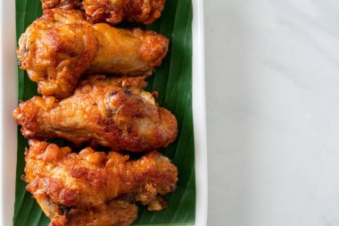 Balık soslu kızarmış tavuk budu.