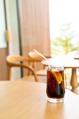 Kafe ve restoranda buzlu kola bardağı.