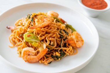 Karıştırılmış hazır erişteli sukiyaki, karidesli, Asya usulü.