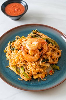 Karıştırılmış hazır erişteli sukiyaki, karidesli, Asya usulü.