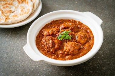 Hint usulü tavuk tikka masala baharatlı körili et yemeği roti veya naan ekmeği.