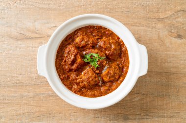 Hint usulü tavuk tikka masala baharatlı körili et yemeği roti veya naan ekmeği.