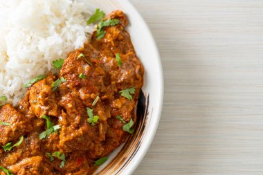 Tavuklu tikka masala, tabakta pilav, Hint yemeği tarzı.