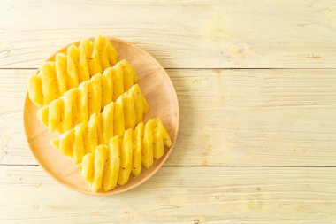 Tahta tabakta dilimlenmiş taze ananas