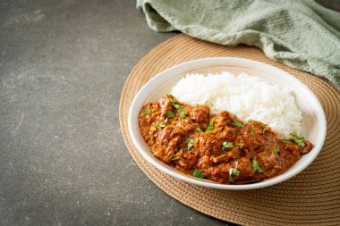 Tavuklu tikka masala, tabakta pilav, Hint yemeği tarzı.