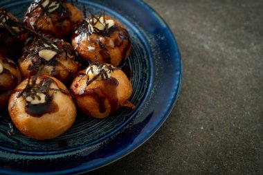 Takoyaki köftesi ya da ahtapot köftesi - Japon yemeği tarzı.