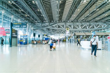 Bangkok, Tayland - 23 Mayıs 2022: Bangkok Suvarnabhumi havaalanı yolcuları Coronavirus 'tan gelen tıbbi maskeli turist ve yolcu.