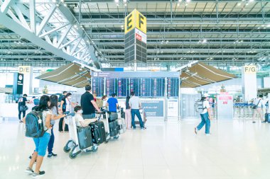 Bangkok, Tayland - 23 Mayıs 2022: Bangkok Suvarnabhumi havaalanı yolcuları Coronavirus 'tan gelen tıbbi maskeli turist ve yolcu.