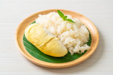 Yapışkan pirinçli Durian - sarı fasulyeli tatlı Durian kabuğu, hindistan cevizi sütüyle pişirilmiş olgun Durian pirinci - Asya Tayland tatlı yaz tropikal meyvesi