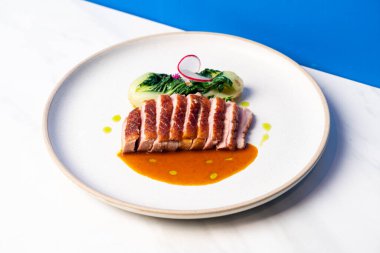 Tabakta sos ile ızgara ördek göğsü bifteği