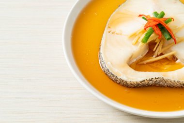 Soya soslu haşlanmış morina balığı ya da buğulanmış kar balığı ya da soya soslu Şili Bası.