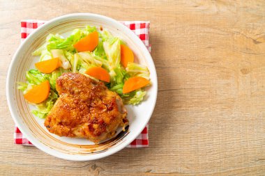 Teppanyaki teriyaki lahana ve havuçlu tavuk bifteği.