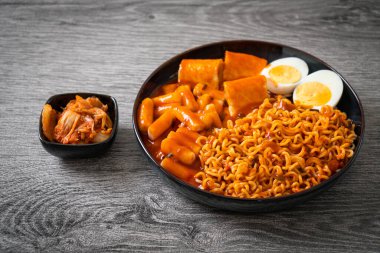 Kore usulü hazır erişte, pirinç keki, balık köftesi ve haşlanmış yumurta, Rabokki, Kore usulü.