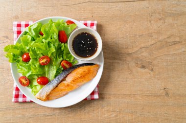 Kızarmış somon bifteği ve sebze salatası. Sağlıklı yemek tarzı.