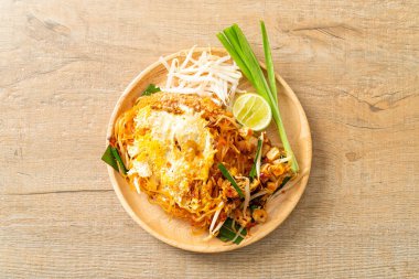 Pad Thai - Tayland usulü kızarmış erişte ve yumurta - Asya usulü