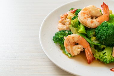 Karidesli kızarmış brokoli. Ev yapımı.