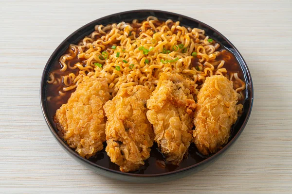 Mie Instan Korea Dengan Ayam Goreng Atau Ayam Goreng Ramyeon — Stok Foto
