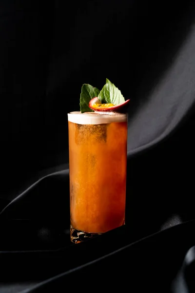 알코올 테킬라 석회와 어두운 배경의 유리에 — 스톡 사진