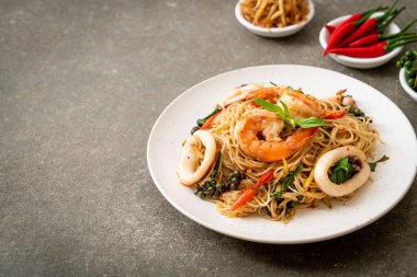 Fesleğenli, biberli, karidesli ve kalamarlı Çin eriştesi. Asya usulü.