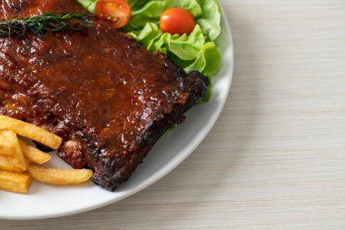 Barbekü soslu ızgara pirzola ve domuz pirzolası.