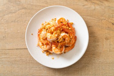 Kızarmış karides ya da beyaz tabakta sarımsaklı karides - deniz ürünleri tarzı.