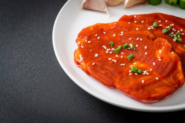 Kore usulü ızgara için baharatlı Kore ezmesiyle marine edilmiş domuz eti ya da taze domuz eti.