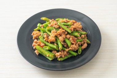 Kızarmış Fransız fasulyesi ya da kıymalı yeşil fasulye. Asya usulü.