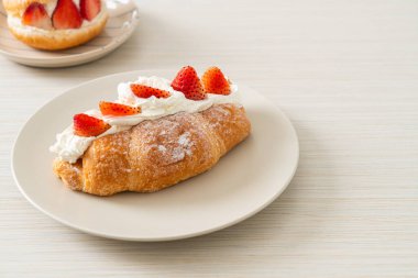 Çilekli ve taze kremalı kruvasan.