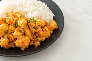 Sarımsaklı kızarmış karides ve pirinçli karides ezmesi.