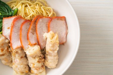 Barbekü Kırmızı Domuz eti ve Asya usulü Çorbalı Wonton Eriştesi.