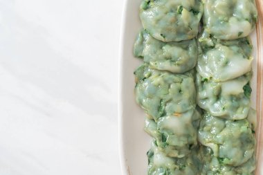 Soslu buğulanmış frenk soğanı. Asya usulü.