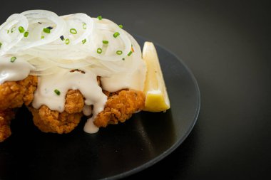 Kore usulü kremalı soğan soslu kar soğanı tavuğu ya da kızarmış tavuk.