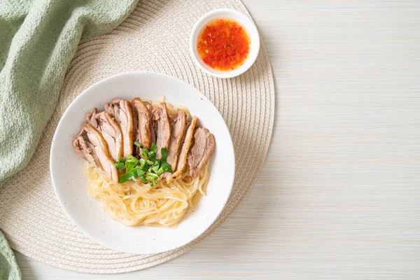 白碗炖鸭干面 亚洲菜风格 — 图库照片