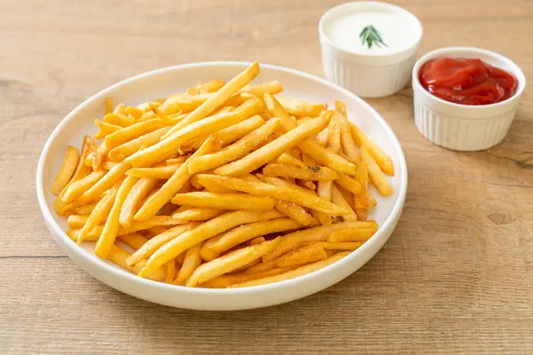 Pommes Frites Eller Chips Med Gräddfil Och Ketchup — Stockfoto