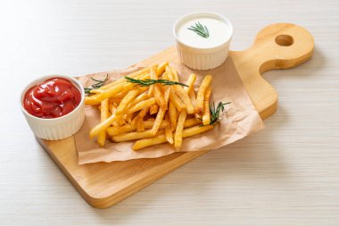 Patates kızartması ya da ekşi krema ve ketçaplı patates cipsi.