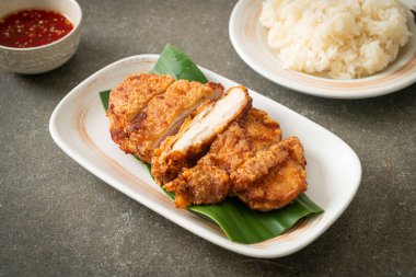 Yapışkan pirinç ve baharatlı tatlı soslu kızarmış tavuk.