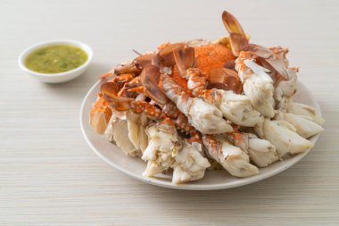 Baharatlı deniz ürünleri soslu haşlanmış mavi yengeç. Deniz ürünleri tarzı.