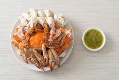 Baharatlı deniz ürünleri soslu haşlanmış mavi yengeç. Deniz ürünleri tarzı.