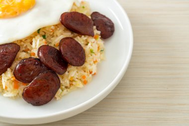 Kızarmış pirinç, yumurta ve Çin sosisi Asya usulü ev yapımı yemek.