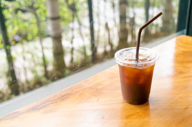 Buzlu americano kahvesi ya da kafeteryadaki uzun koyu kahve bardağı.