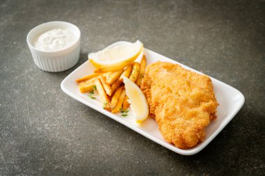 balık ve patates kızartması - kızarmış balık fileto patates cipsi ve limonlu beyaz tabak
