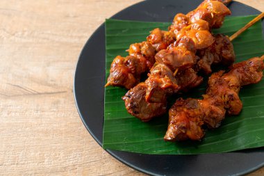 Izgara tavuk şişi, Asya sokak yemeği tarzı.