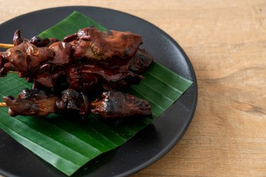 Izgara tavuk ciğeri şiş - Asya sokak yemeği tarzı