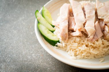 Tavuklu pilav ya da tavuk çorbası ile buğulanmış pirinç - Asya yemeği tarzı.