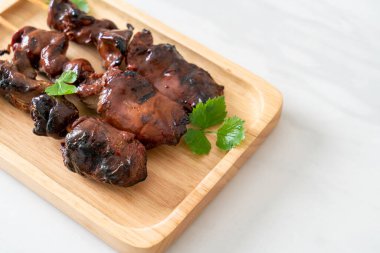 Izgara tavuk ciğeri, sebzeli ve baharatlı.