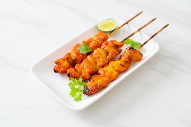 Baharatlı ve otlu ızgara tavuk şişi.