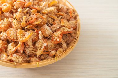 Kurutulmuş karides ya da kase içinde kurutulmuş tuzlanmış karides.